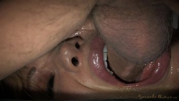 Зрелую аппетитную женщину грубо пытают и доставляют удовольствие и боль одновременно