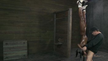 Мужик отодрал свою  африканскую гостью верх ногами