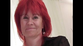 Эта рыжеволосая тётя отлично скачет на крепком члене