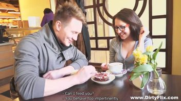 Молоденькую девушку без лишних проблем развели на секс