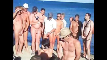Нудисты устроили горячую оргию прямо на пляже у всех на глазах