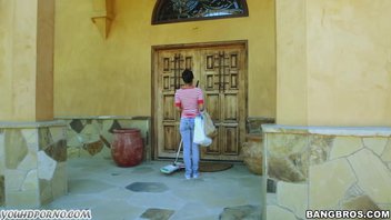 Аппетитная попка у домработницы вызвала эрекцию у парниши