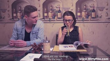 Молодая давалка с небольшой грудью соблазнила сексапильного жеребца