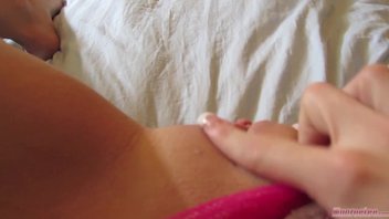 Отрывная соска решила заснять свои игры с бритой киской