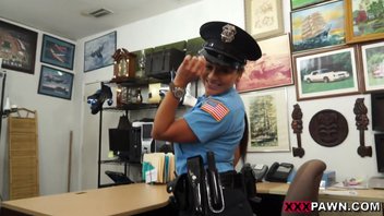 Безудержный секс на столе с аппетитной полисменшой