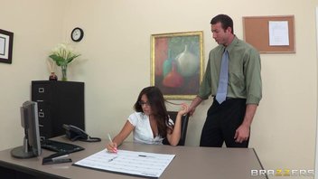 Знойная секретарша организовала досуг заждавшегося клиента