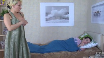 Развратная сучка возбудила спящего парня, который ее страстно натянул