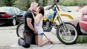 Возле мотоцикла молодой самец выдрал свою безотказную подругу