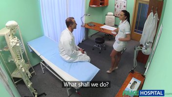 Доктор раскрутил медсестру на классные поебушки в кабинете