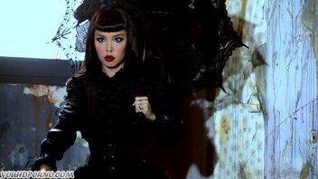 Красавица прекрасно сыграла куколку, и умело оголилась