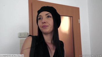 Молодая брюнетка получила по ротику и подставила очко