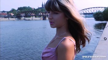 Легко снял шалаву и отлично наказал на свежем воздухе