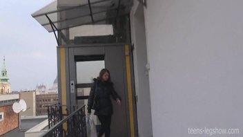 Любительская клубничка: шалунья отлично подставила отверстия