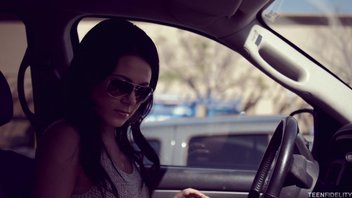 Жаркое анальное приключение молодой сексуальной красавицы