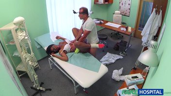 Негритянка пришла к доктору и белый врач сполна ее отымел