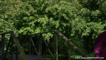 Две грудастые крошки брюнетка и блондинка ублажили самца