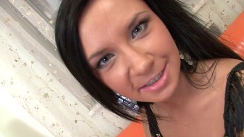 Хардкорный анальный секс молодой брюнеточки на кожаном диване