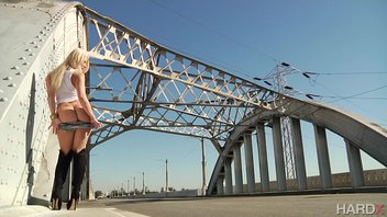 Блондиночка запрыгнула на черный хуй