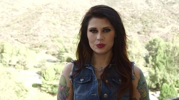 Трахает стремную неформалку по самые гланды и в жопу