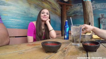 Телочка после секса с толпой мужиков выпила сперму со своей пизды