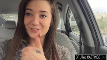 Милая девушка прошла жесткий порно кастинг