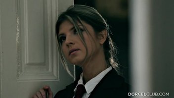 Молодая особа кончила от двух членов