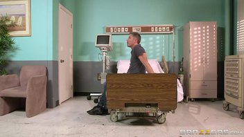 Горячая зрелая врачиха затрахала пациента