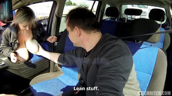 Зрелая жрица любви с гиганскими сиськами обслужила мужика на стоянке