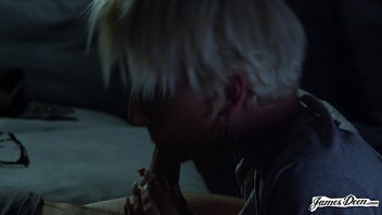 Блондиночка в очках любит попрыгать на хую