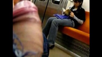 в электричке дрочит при девушке