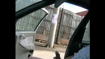 дрочит в машине