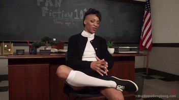 Черную студенточку ебут всем классом