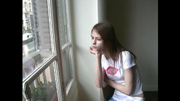 Самостоятельная разработка молодой письки от худощавой девахи