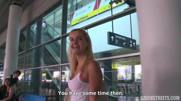 Молодая куколка обслижула мужика на улице