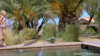 Папик ебет молодую попку своей шлюшки