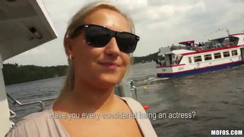 Грудастая прелестница в небольшом порнографическом видео